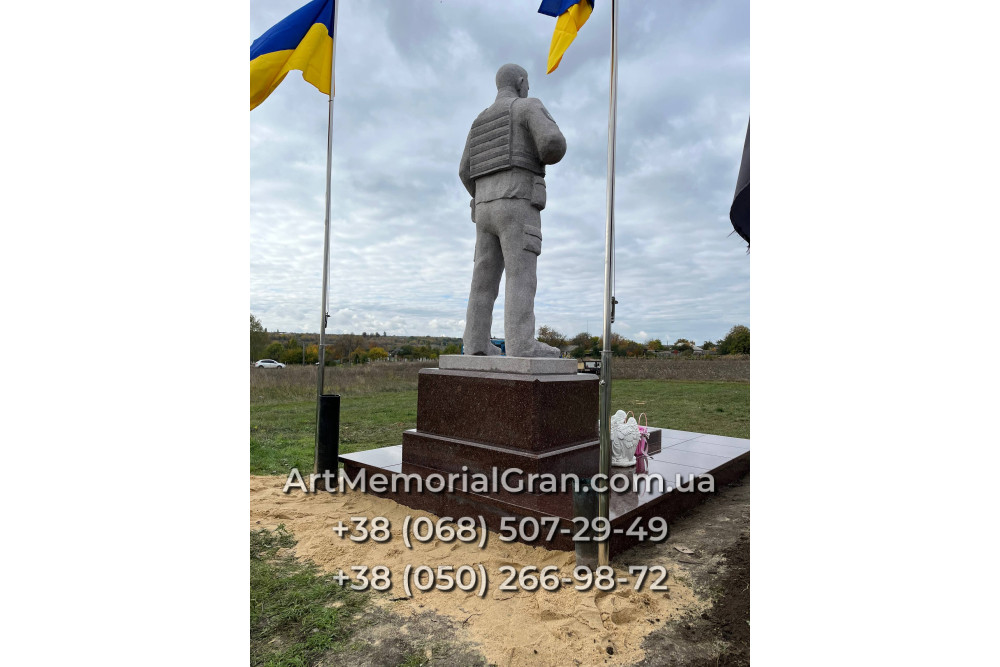Памятник военному в виде скульптуры 00894